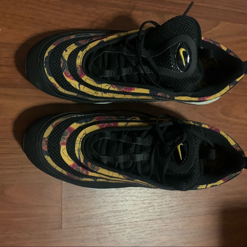 Nike sneaked